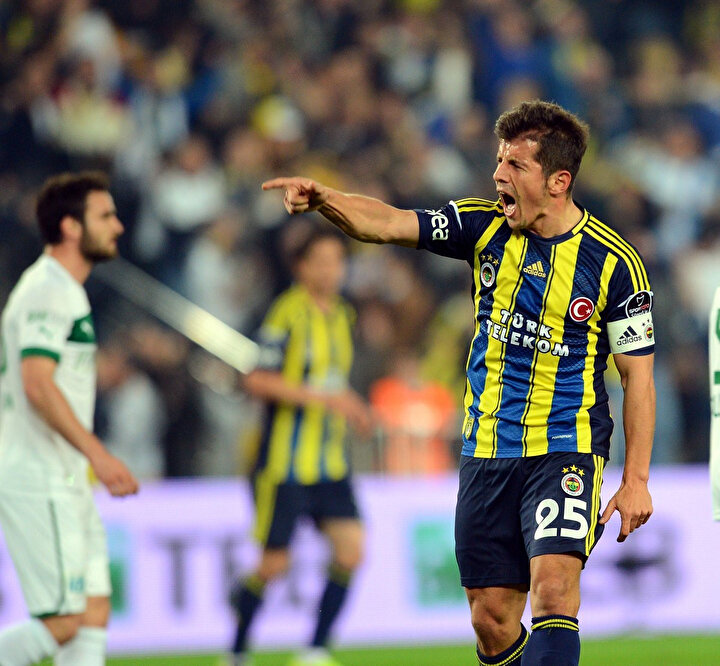 Emre Belözoğlu takım arkadaşını sert bir şekilde uyarıyor.