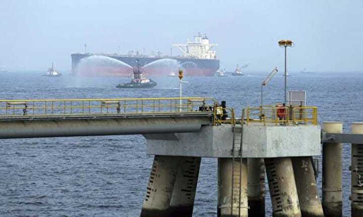 Körfez'deki ticari gemilere yönelik sabotaj. Bir petrol tankeri, Birleşik Arap Emirlikleri'nin Fujairah bölgesinde bir tesise doğru ilerliyor.