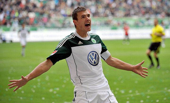 Edin Dzeko, Wolfsburg formasıyla attığı golü tribünlerle paylaşıyor.