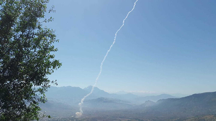 Hakkari'nin Derecik ilçesinden de belirlenen PKK hedefleri, ateş destek vasıtaları ile vuruluyor.