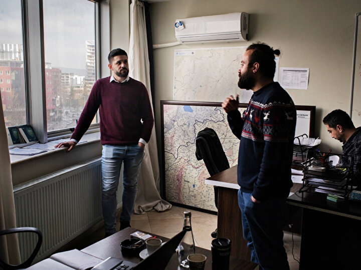 Muhanned Ğabbaş (Sol) mülteciler için Türkiye’de düzenlenen bir organizasyonda arkadaşlarıyla beraber. Suriye’de gözaltındaki 19 ayda hayatta kalmayı başardı. (Görsel: Laura Boushnak, New York Times için.)