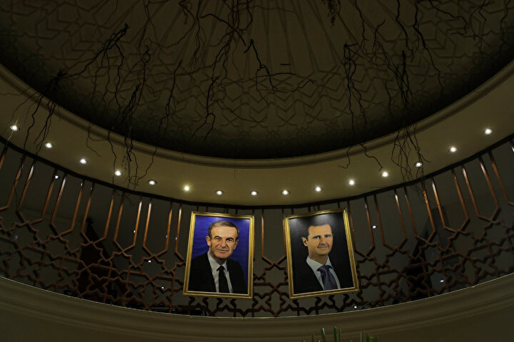 Beşar Esad’ın (sağ) gözaltı sistemi, babası Hafız Esad (sol) tarafından oluşturulmuş sistemin çok daha büyütülmüş hâli. (Görsel: Marko Djurica/Reuters)