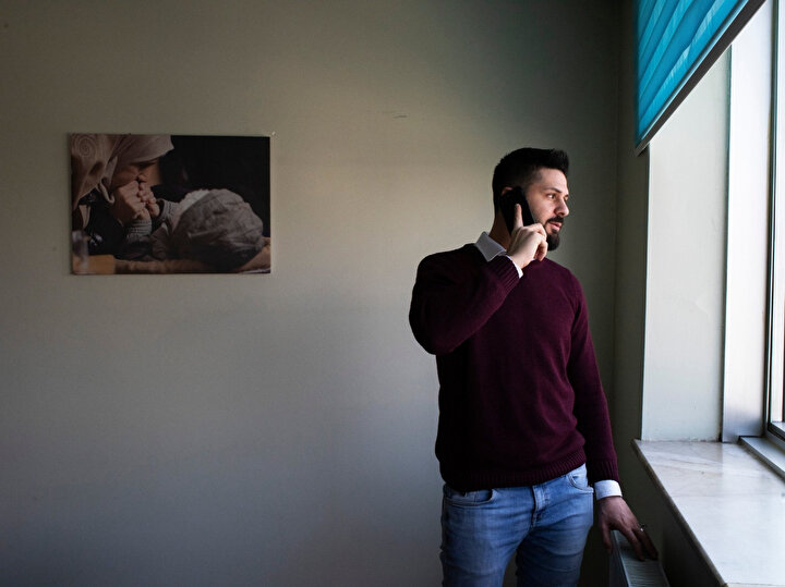 Muhanned Ğabbaş, en az 12 tesisteki işkenceden sağ kurtulmayı başardı. (Görsel: Laura Boushnak, New York Times için.)