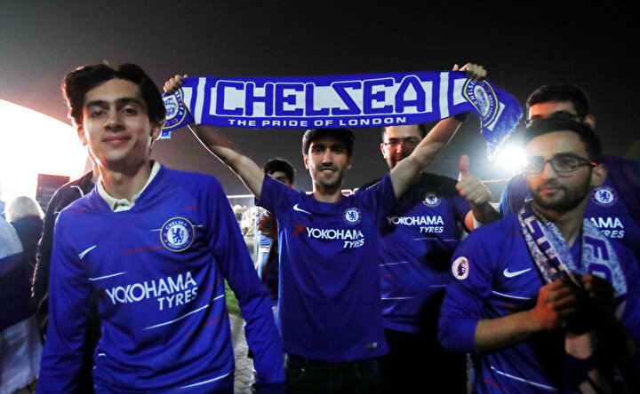 Chelsea taraftarları şimdiden sokaklara döküldü.