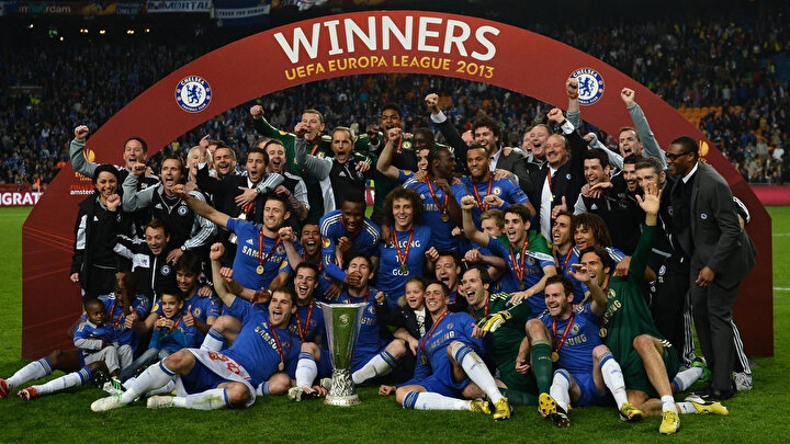 2013 yılında kazanılan kupanın ardından Chelsea forması giyen oyuncular zafer pozu veriyor.