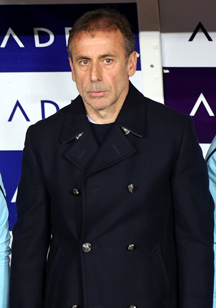Abdullah Avcı yedek kulübesinde öğrencilerini izliyor.