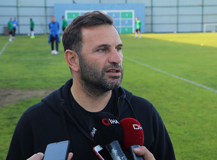 Okan Buruk idmanda basın mensuplarının sorularını yanıtlıyor.