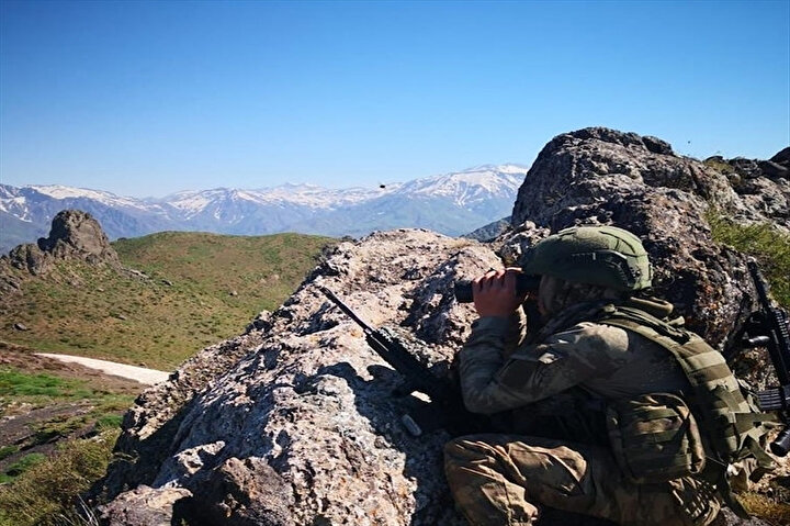 Operasyon sırasında bir asker görünüyor.