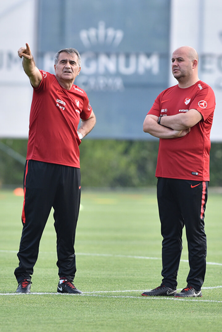 Şenol Güneş yardımcılarıyla fikir alışverişi yapıyor.