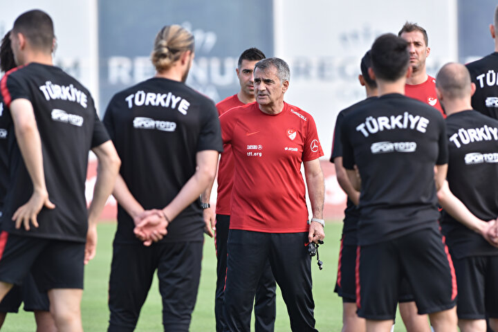 Şenol Güneş idmanda öğrencilerine direktifler veriyor.