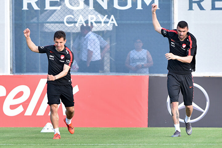 Emre Belözoğlu ve Burak Yılmaz birlikte ısınıyor.