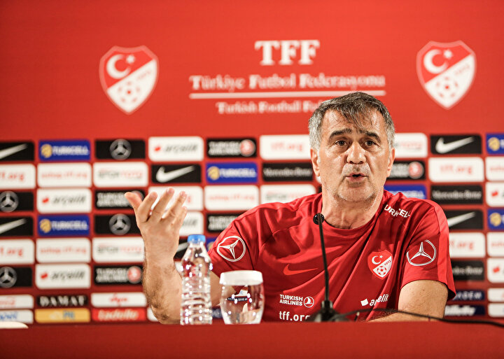 Şenol Güneş düzenlenen basın toplantısında soruları yanıtlıyor.