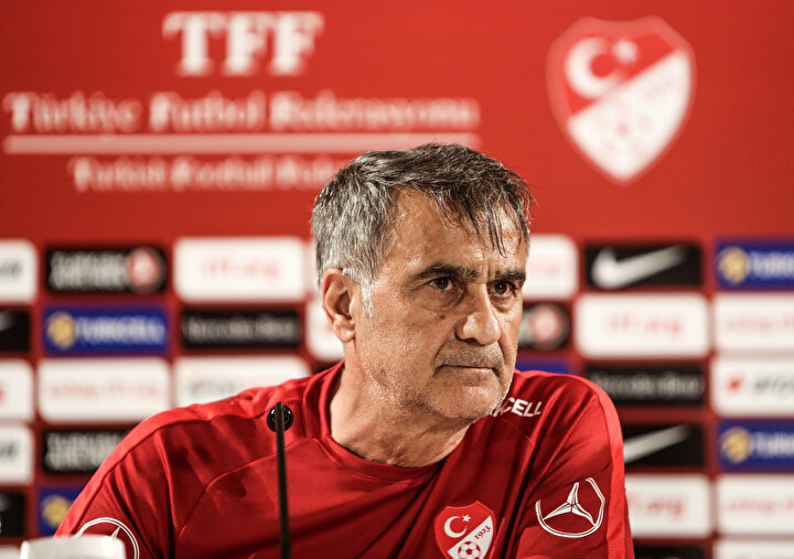 Şenol Güneş basın mensuplarının sorularını dinliyor.