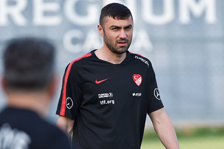 Burak Yılmaz idmanda aktif dinleniyor.