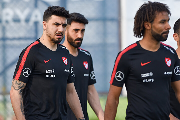 Milli takıma ilk kez çağrılan Nazım Sangare, takım arkadaşlarıyla kaynaşmaya çalışıyor.