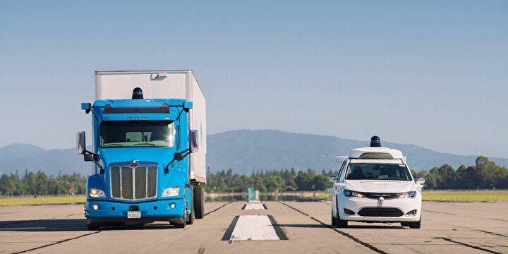 Waymo tırlarının yanında bir de otomobil yer alıyor.