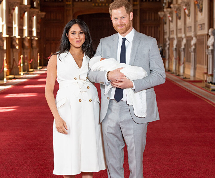 Meghan Markle ve Prens Harry bebekleriyle birlikte basına poz verdi.