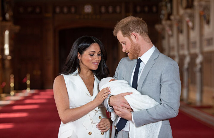 Meghan Markle ve Prens Harry bebeklerini basınla ile tanıştırdıkları anlardan bir kare.