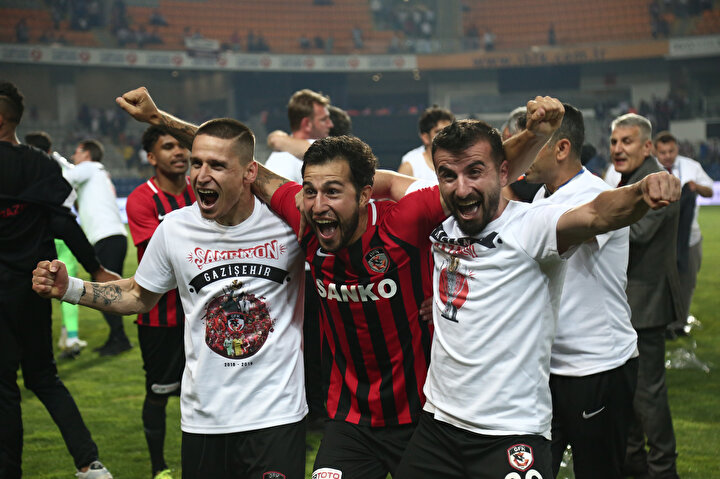Gazişehir Gaziantep futbolcuları büyük bir sevinç yaşıyor.