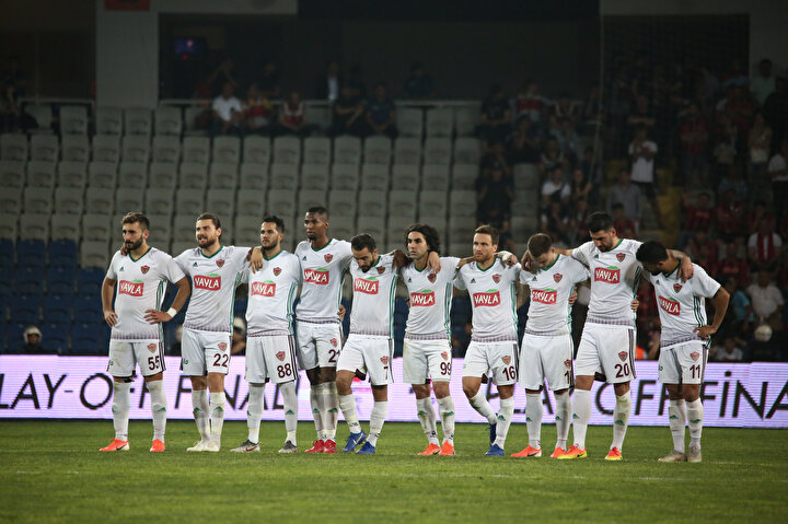 Hatayasporlu futbolcular, penaltı atan arkadaşlarını büyük bir heyecanla izliyor.