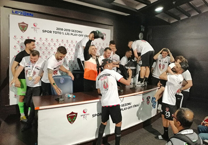 Futbolcuları, Mehmet Altıparmak'ın basın toplantısını basıyor.