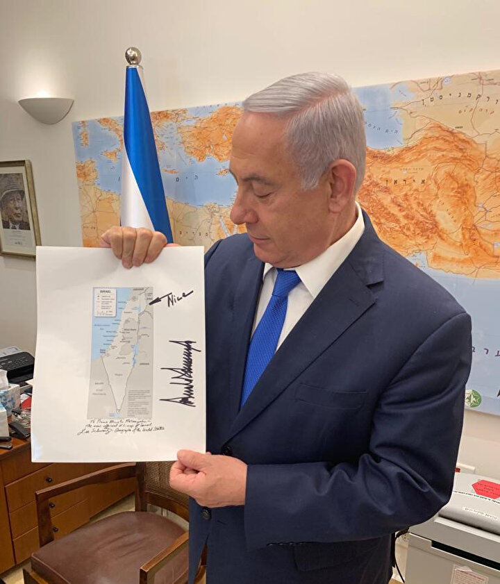İsrail Başbakanı Netanyahu, ABD Başkanı Trump'ın damadı Jared Kushner’in kendisine verdiği, Golan Tepeleri’ni İsrail’in bir parçası olarak gösteren harita ile. Trump, tarafından Golan Tepelerinin kenarına ''nice'' (hoş/iyi/ güzel) notu düşülmüş.