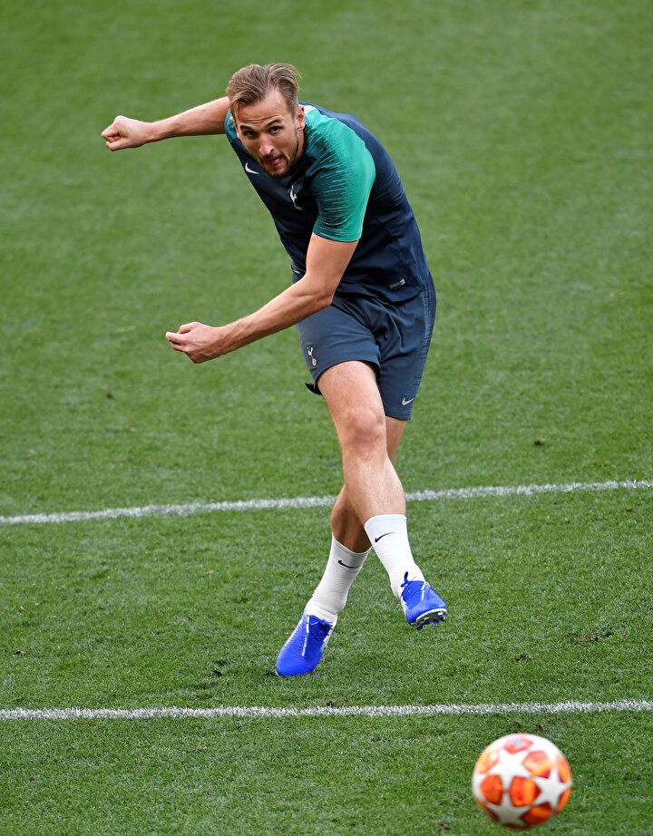 Harry Kane idmanda şut çalışıyor.