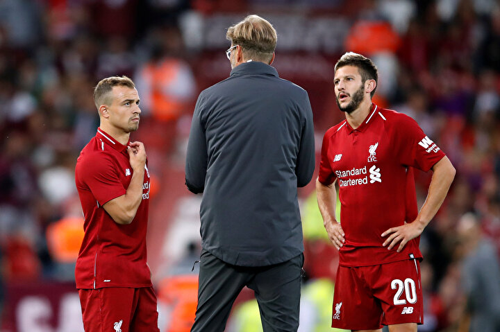 Jurgen Klopp öğrencilerine taktik veriyor.