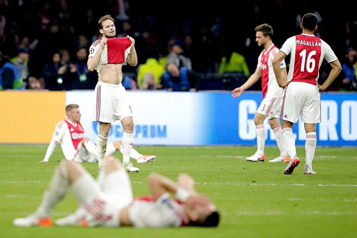 Ajax forması giyen oyuncuların yarı finalde son dakikada yıkıldığı an.