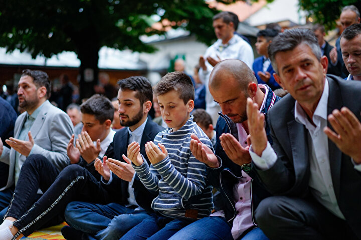 Bosna Hersek'in başkenti Saraybosna'da yaşayan milyonlarca Müslüman, tarihi Gazi Hüsrev Bey Camisine, Ramazan Bayram namazını kılmak için akın etti.