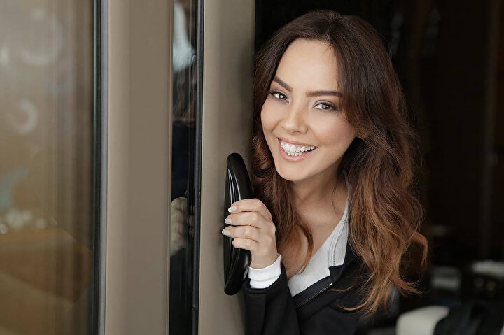 Ebru Gündeş, son zamanlarda yeni çıkardığı şarkılar ile gündeme geliyor.