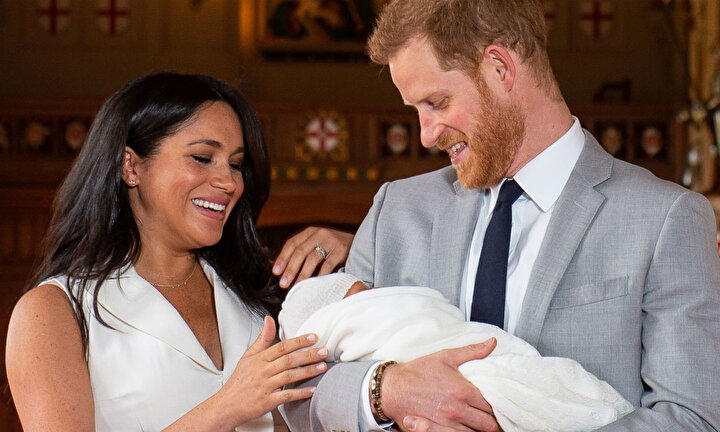 Meghan Markle ve Prens Harry bebeklerini basınla ile tanıştırdı