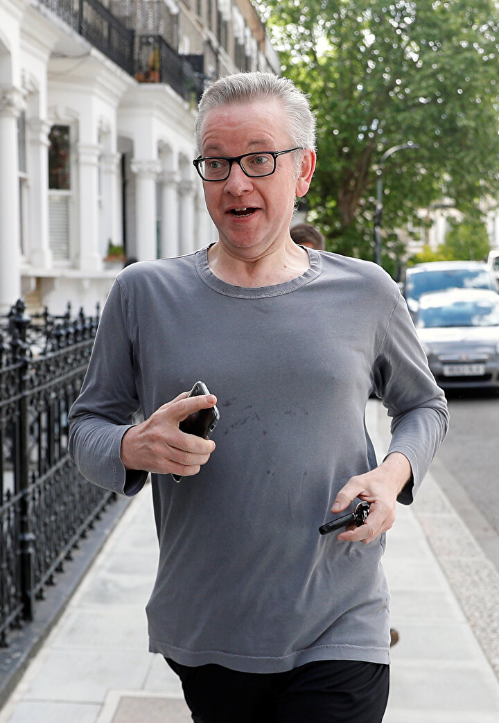 Michael Gove spor yaparken görünüyor.