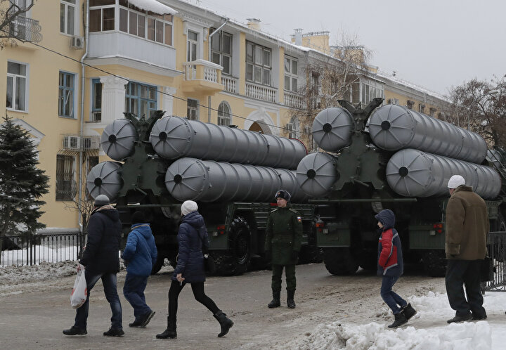 S-400'lere bakan Rus vatandaşları.