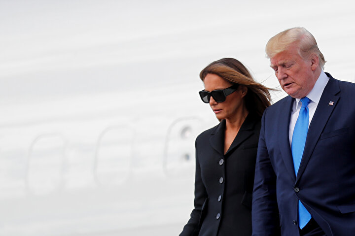 ABD Başkanı Donald Trump ve eşi Melania Trump uçaktan indikleri sırada görünüyor.