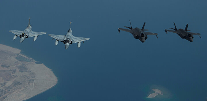 F-35'ler Mirage 2000s'lerin eşlik ettiği görünüyor.