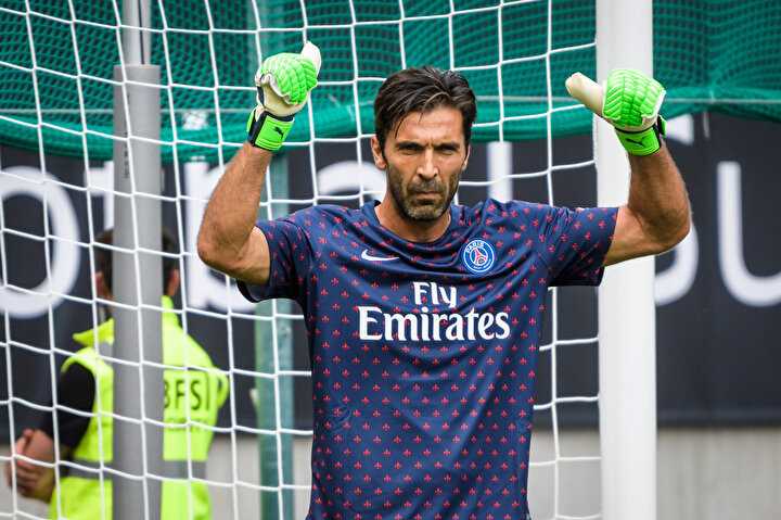 Gianluigi Buffon, takım arkadaşlarına mesaj veriyor.