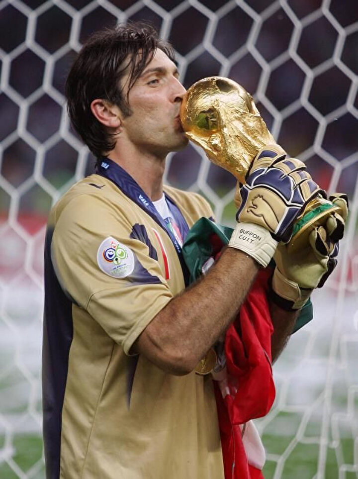 Buffon, 2006'da kazandığı Dünya Kupası'nı öpüyor.