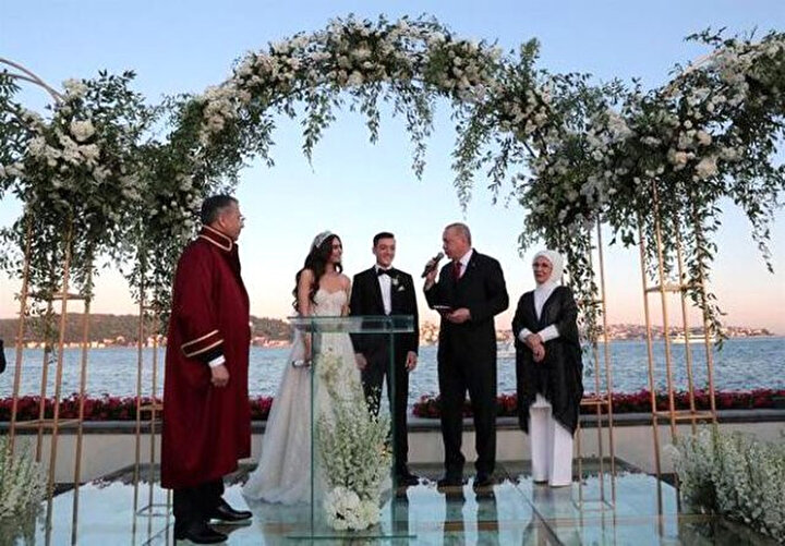 Cumhurbaşkanı Recep Tayyip Erdoğan, nüfus cüzdanını Amine Gülşe'ye verdi