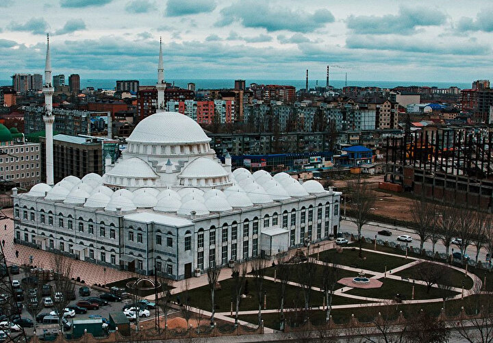 Sultan Ahmet Camisi örnek alınarak 1997 yılında inşa edilen Mahaçkale'deki Merkezi Cuma Camii veya diğer adıyla Yusuf Bey Camii.