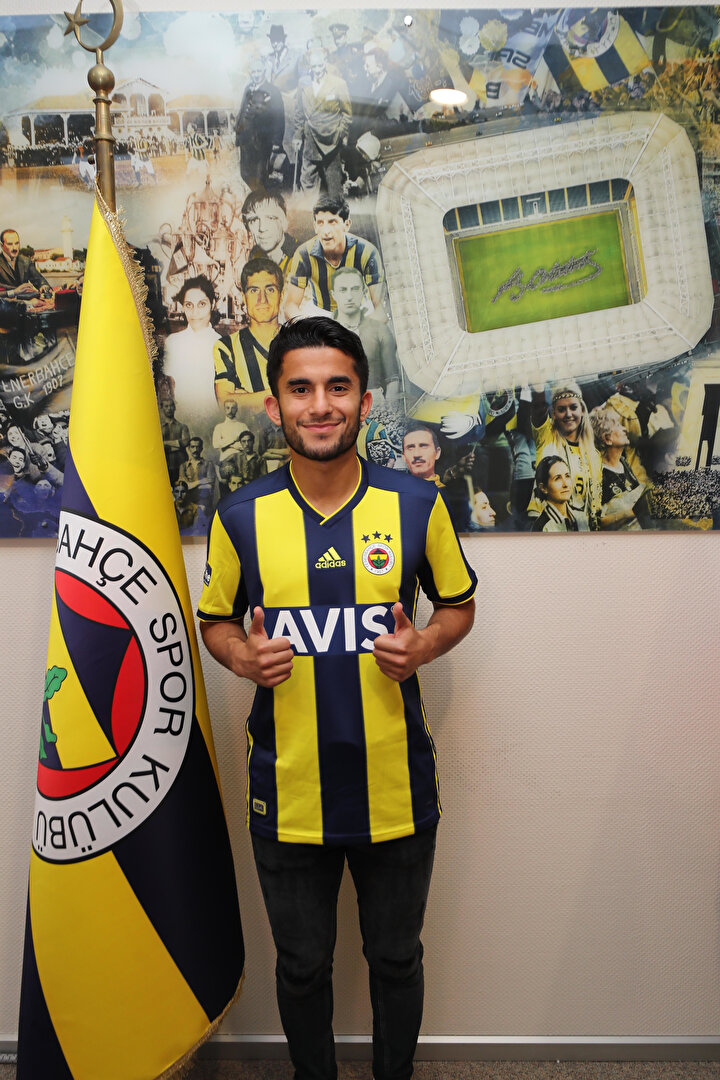 Murat Sağlam, Fenerbahçe formasıyla ilk pozunu böyle verdi.