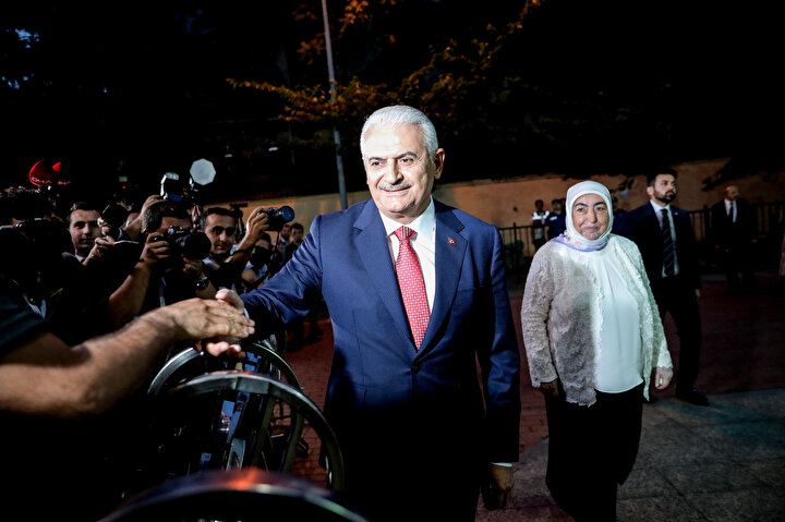 Binali Yıldırım ortak yayının yapıldığı alana böyle geldi.