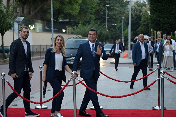 Ekrem İmamoğlu ortak yayına böyle geldi.