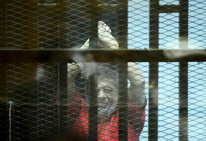 Mursi, mahkeme boyunca parmaklılar arkasında tutuluyordu.