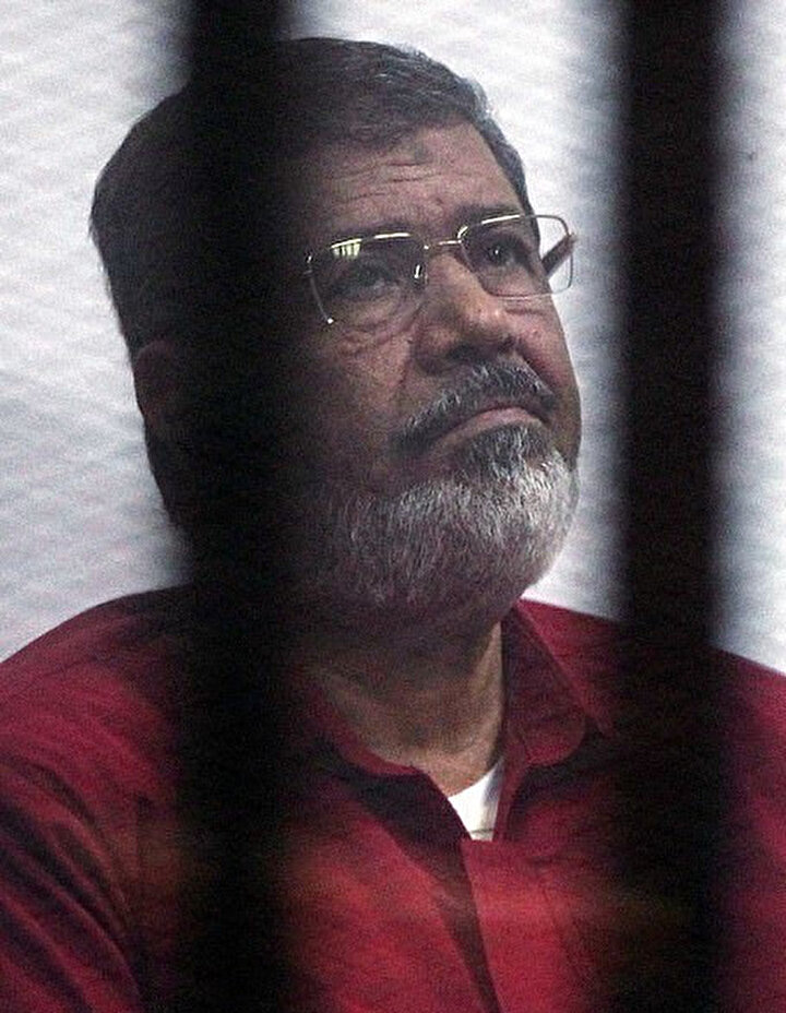 Mursi'nin 2015 yılında ''casusluk''la suçlandığı dava sırasında çekilmiş bir fotoğrafı.