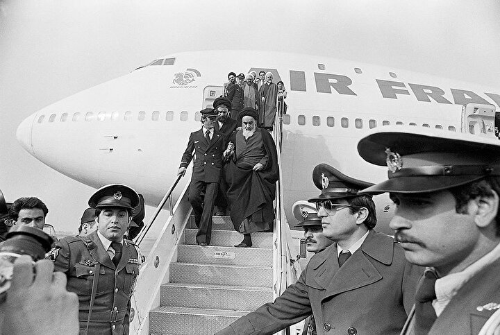 15 yıllık sürgünün ardından, 1 Şubat 1979’da Humeynî İran’a döndü.