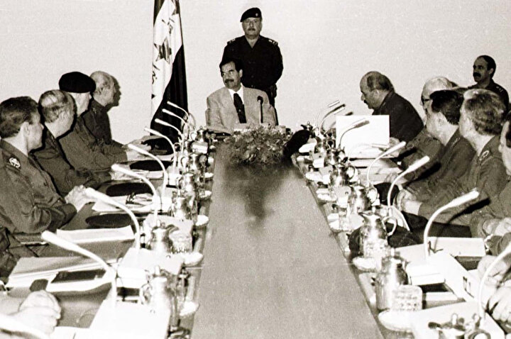 Irak Cumhurbaşkanı Saddam Hüseyin, Devrim Komutanlığı Konseyi’nin ortak toplantısına ve iktidardaki Baas Partisi’nin 31 Ekim 1998’deki bölgesel kuvvet komutasına başkanlık ediyor. (Reuters).