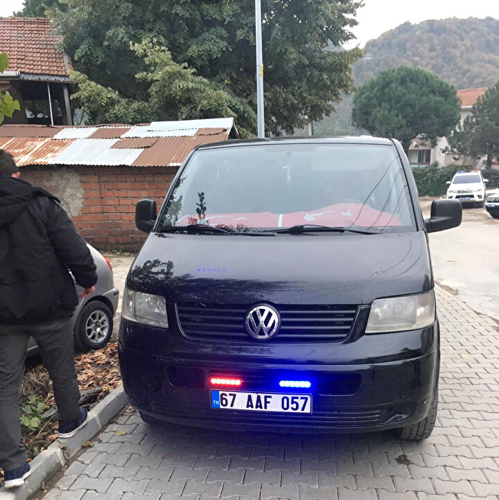 Zonguldak'ta minibüsünde 'çakar' diye adlandırılan ışık donanımı bulunduran sürücü ve araç sahibine toplam 2 bin 4 lira para cezası kesilmişti.