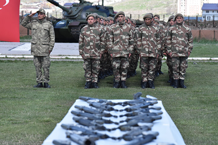 Askerler, yemin töreni öncesi görünüyor.