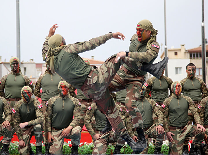 Askerler eğitim sırasında görünüyor.